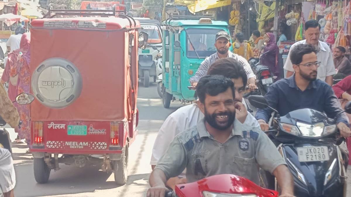 rs pura market congestion illegal parking and encroachments cause traffic jams