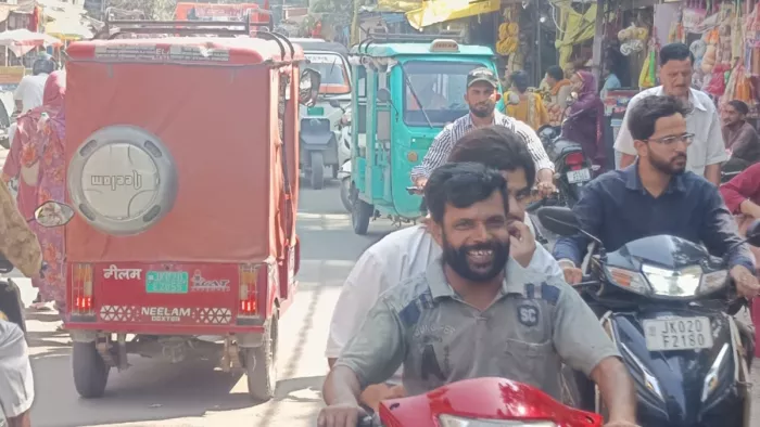 लोगों को स्थायी समाधान का इंतजार है ताकि त्योहारों पर उन्हें दिक्कत न हो।