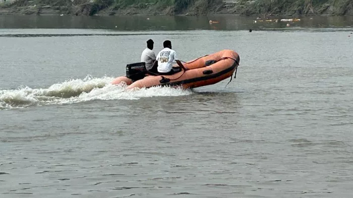 युवक ने चार बच्चों संग यमुना में लगाई छलांग, सर्ज अभियान में जुटी टीम