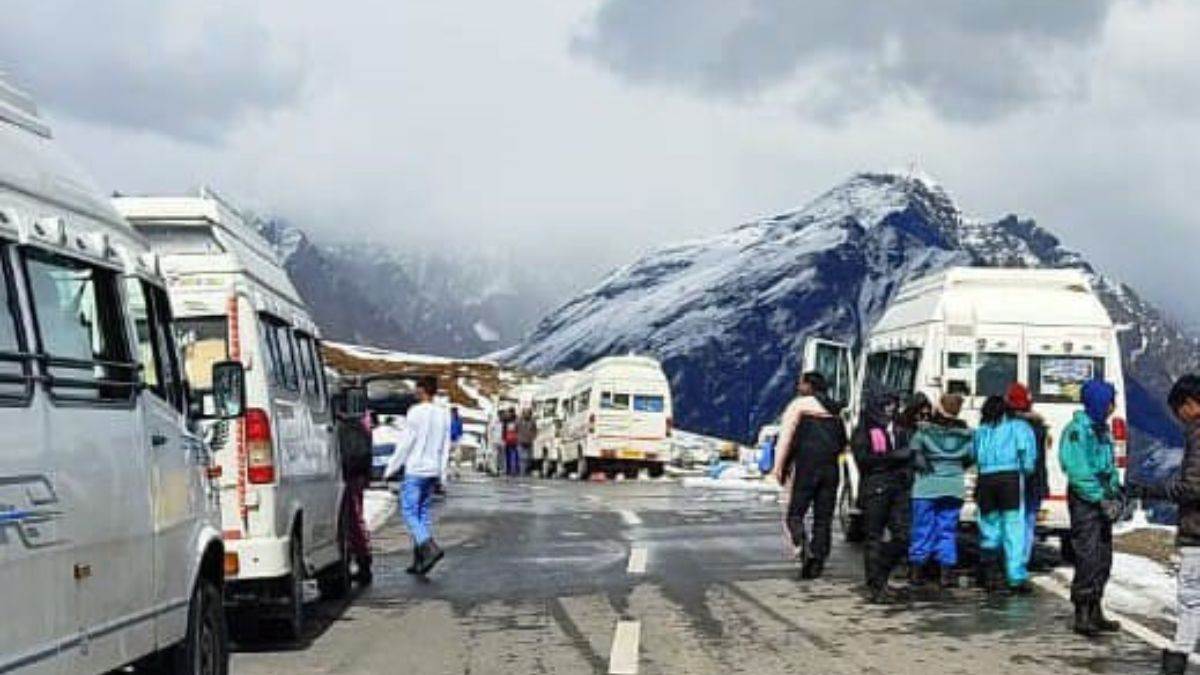 snowfall in himachal pradesh lahaul spiti and manali mountain rohtang baralacha pass