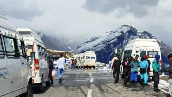 चोटियों में फाहे गिरते देख उत्साहित हुए रोहतांग दर्रें पर पहुंच सैलानी।