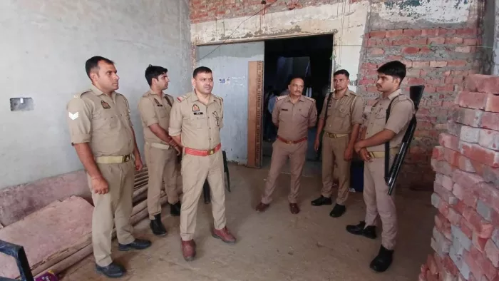 माता प्रसाद पांडेय के घर के बाहर पुलिस तैनात। (तस्वीर सोर्स- एएनआई)