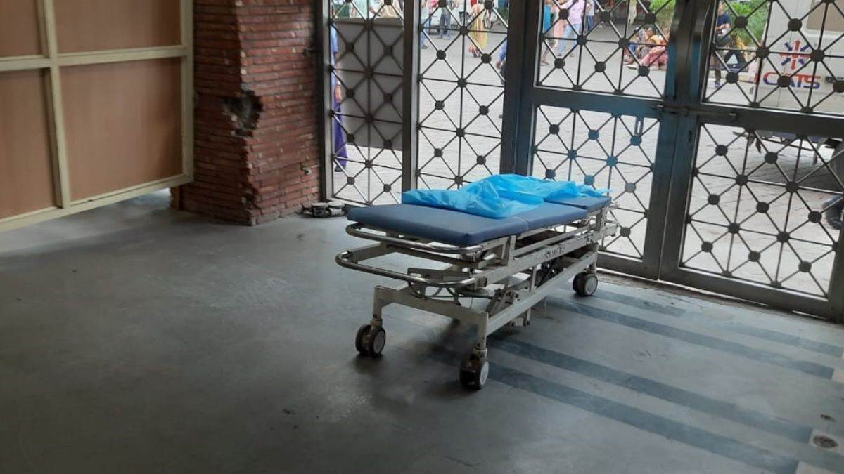 mobile phones and cash stolen from patients at lnjpe hospital
