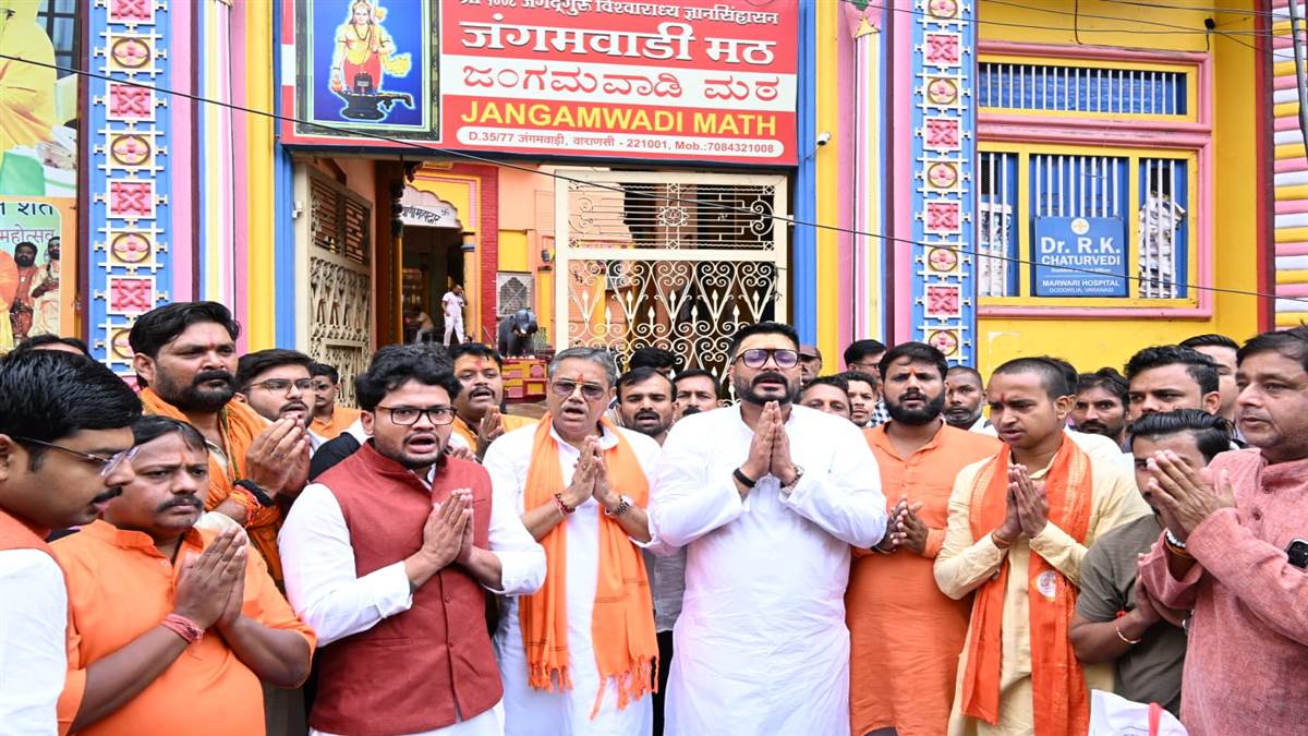 varanasi hanuman chalisa row arrests made after dispute over temple prayers