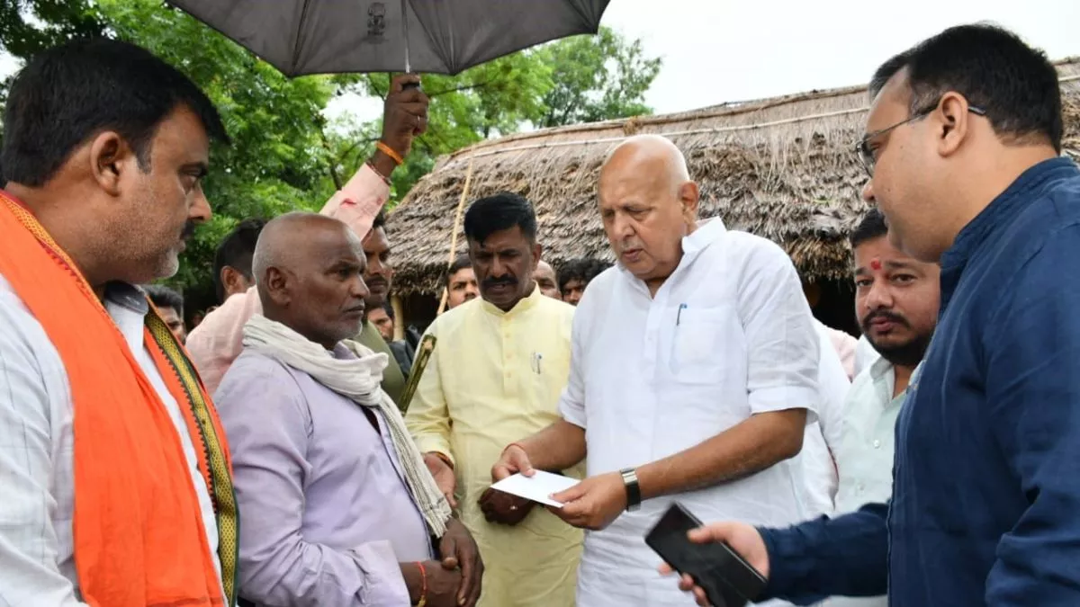 Bahraich News: प्रभारी मंत्री सूर्य प्रताप शाही ने किया भेड़िया प्रभावित इलाकों का भ्रमण, बोले हर संकट में सरकार आपके साथ