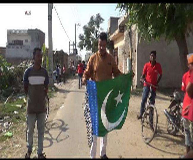 गढ़ा में मजहबी झंडों को पाकिस्तानी झंडा समझ लोगों का विरोध, पुलिस ने उतरवाए Jalandhar News
