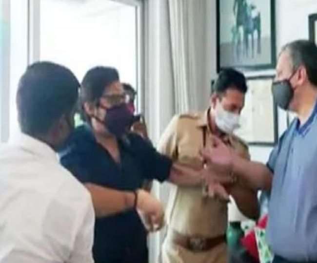 अर्नब गोस्‍वामी को जिस मामले में हिरासत में लिया गया है, वो दरअसल साल 2018 का है