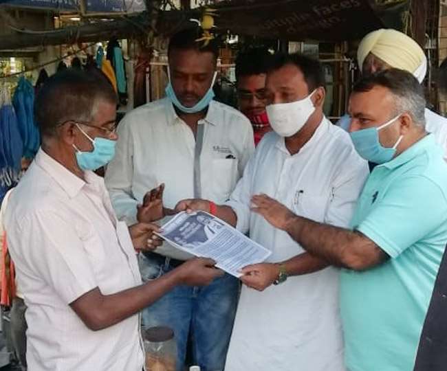 bjp dhanbad city president gave information of labor code to unorganized laborers in dhanbad on wednesday