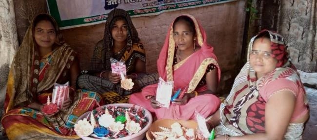 मोमबत्ती के व्यापार से दूर हुआ अंधियारा