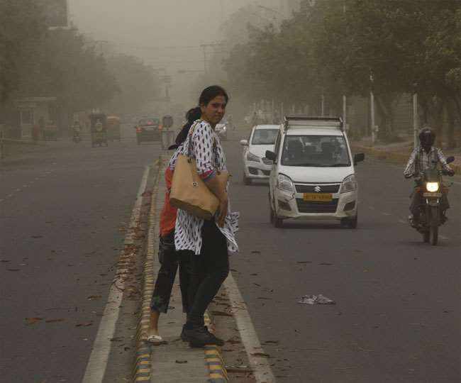 दिल्ली-एनसीआर के आसमान पर छाए धुंधलके को स्माग नहीं, फाग बताया है।