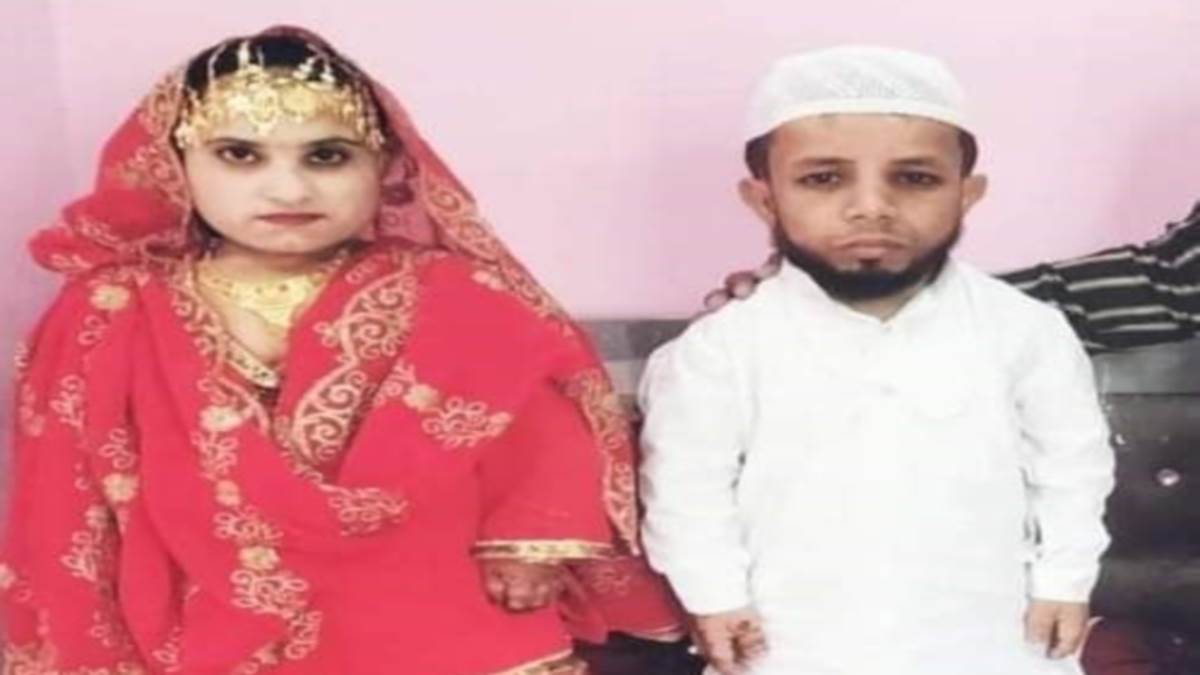 https://www.jagranimages.com/images/newimg/04112022/04_11_2022-ajim_with_wife_-_2_23181078.jpg