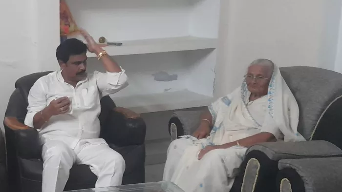 अपनी मां के साथ बैठे पूर्व सांसद आनंद मोहन।