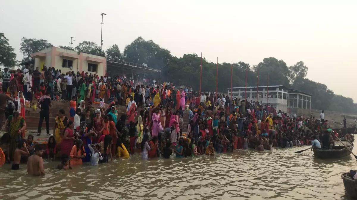 चंदौली में हरि प्रबोधिनी एकादशी पर गंगा में लगाई आस्था की डुबकी