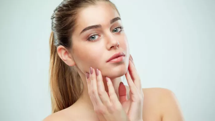 Skin Care Tips:आप अपने स्किन पर नारियल तेल से मसाज करें।
