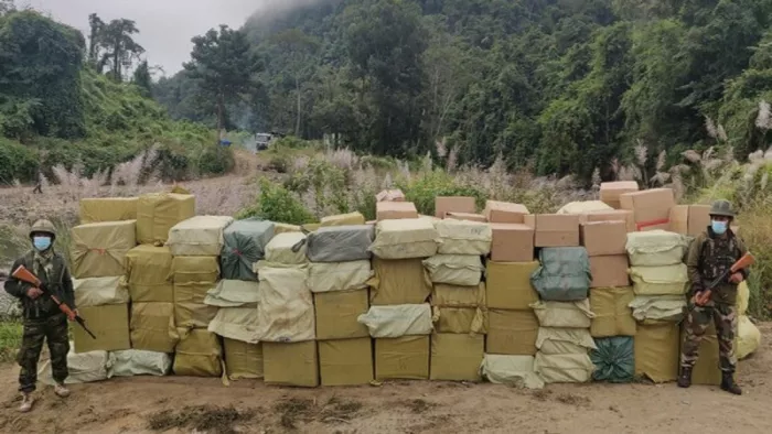 असम राइफल्स द्वारा जब्त की गई विदेशी मूल की सिगरेट का दृश्य (फोटो/एएनआई)