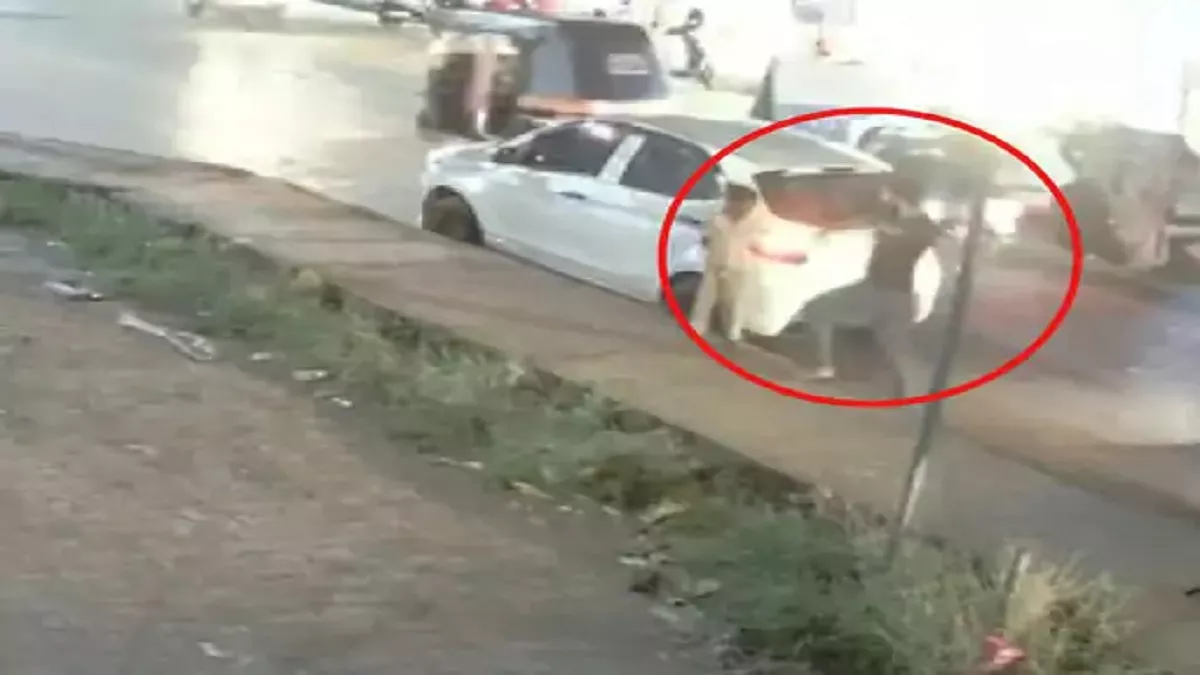 Viral Video: कार से सटकर खड़ा हो गया 6 साल का गरीब बच्चा, ड्राइवर ने गाड़ी से बाहर निकल कर सीने पर मारी लात
