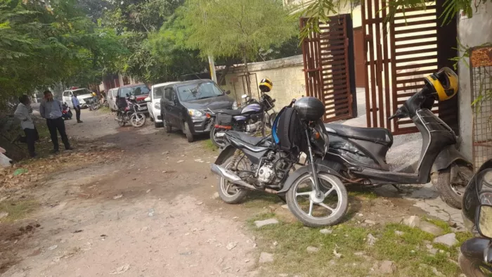 Agra News: गुरु तेग बहादुर कॉलाेनी का वह मकान, जहां लिफ्ट कंपनी के मैनेजर ने सुसाइड किया है।