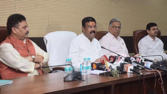 वाराणसी के सर्किट हाउस में प्रेसवार्ता करते केंद्रीय मंत्री धर्मेंद्र प्रधान।