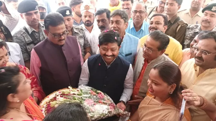 यूपी सरकार के उद्योग और व्यापार मंत्री नंद कुमार नंदी का वाराणसी में स्वागत किया गया।