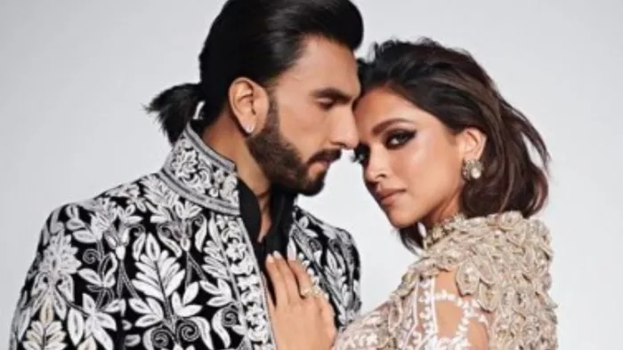 pathaan actress deepika padukone reacts ranveer singh video of blowing kisses on her poster. Photo Credit/Instagram