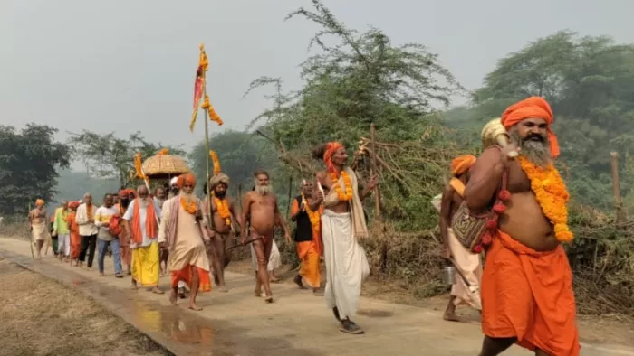 Bateshwar Mela 2022: बटेश्वर में शुक्रवार सुबह परिक्रमा लगाते संत।