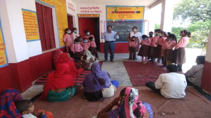 आगरा के एक स्कूल में बच्चों को पढ़ते हुए शिक्षक। फाइल फोटो।