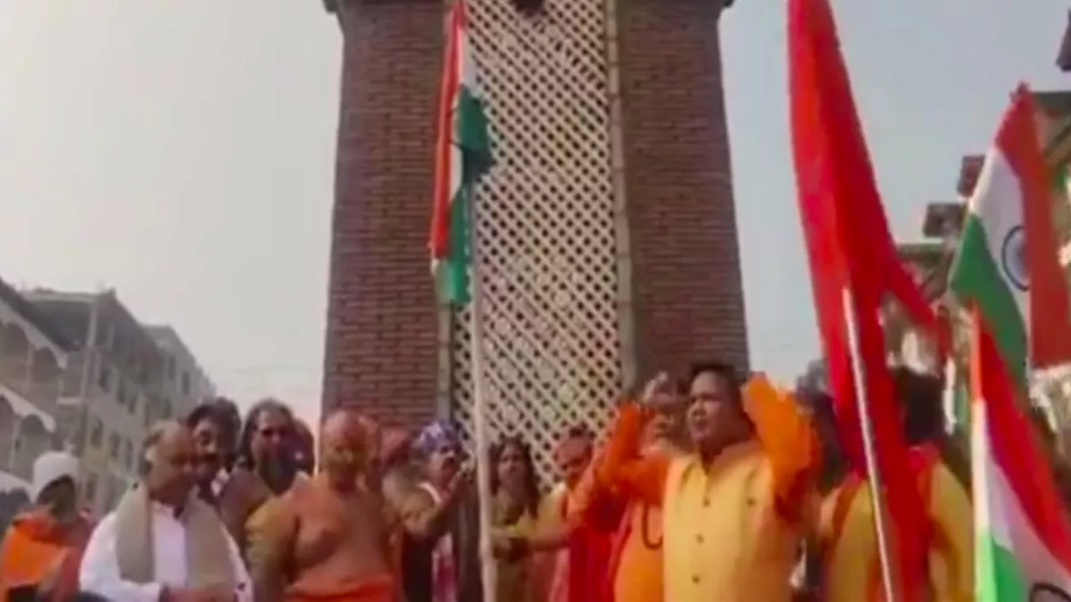 यात्रा में तिरंगा और भगवा ध्वज साथ-साथ चलेंगे परंतु राष्ट्रध्वज चार इंच ऊपर होगा और भगवा चार इंच नीचे रहेगा।