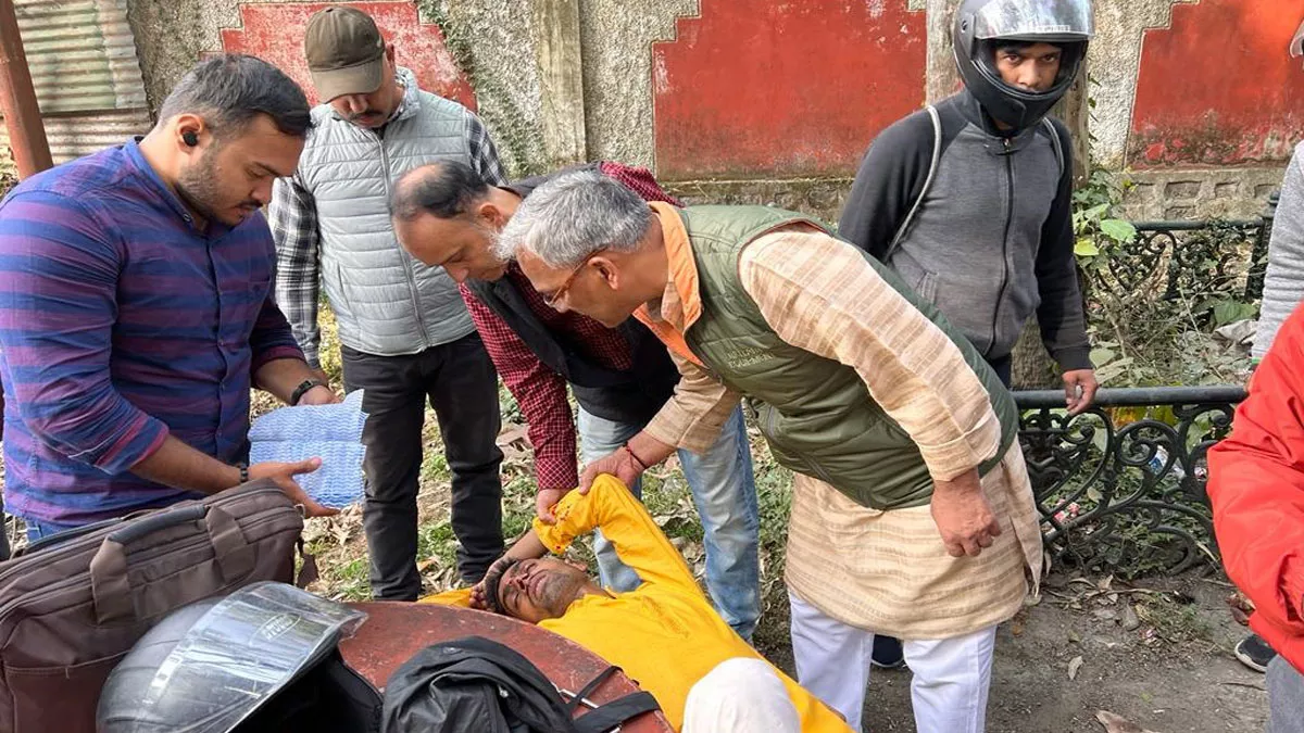 Dehradun News : पूर्व मुख्यमंत्री त्रिवेंद्र सिंह रावत ने घायलों को पहुंचाया अस्‍पताल। जागरण