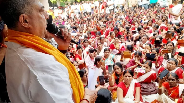 सेविका व सहायिकाओं को संबोधित करते सांसद सुशील कुमार सिंह। (जागरण फोटो)