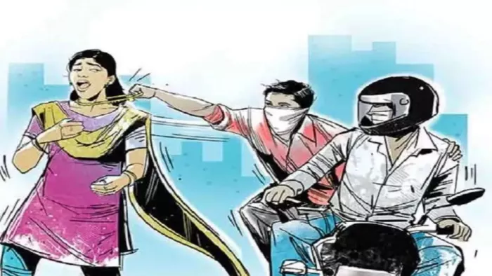 गुरुग्राम में बाइक सवार लुटेरों ने तीन महिलाओं की चेन लूटी।