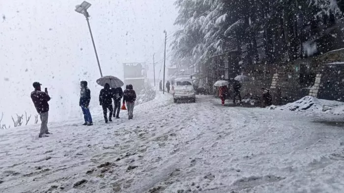 ऊंची चोटियों पर हल्की बर्फबारी ने गिराया तापमान