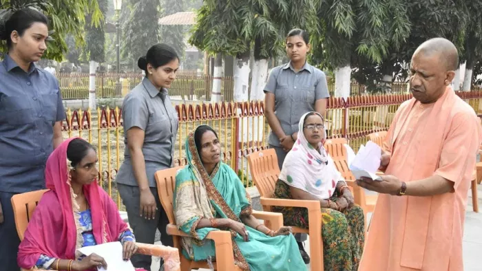 जनता दर्शन में लोगों की समस्याएं सुनते सीएम योगी आदित्यनाथ। -जागरण