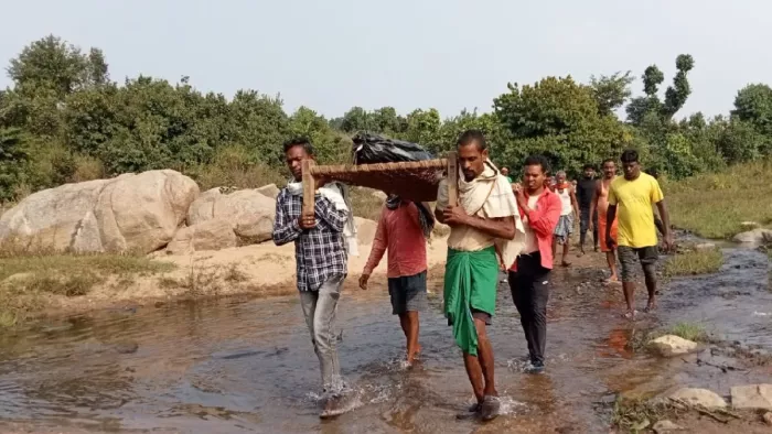खाट पर लाद कर शव को कराई नदी पार, यहां पुल का अता-पता नहीं; घर तक नहीं पहुंच पाता चार पहिया वाहन