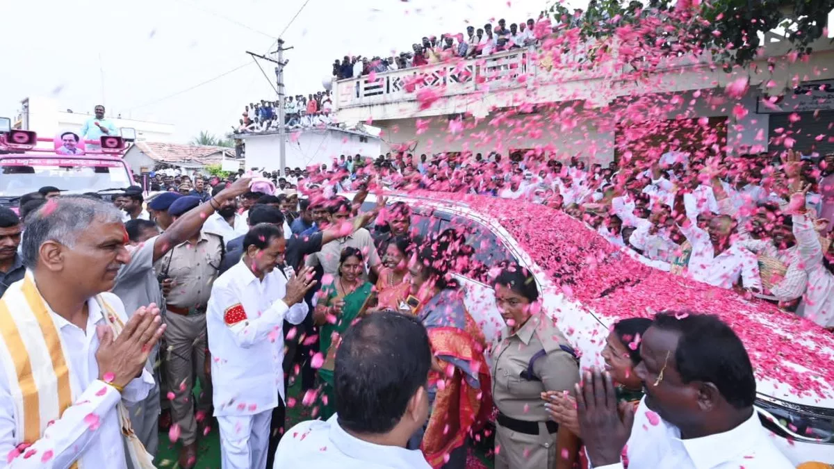 Telangana: KCR ने भगवान श्री वेंकटेश्वर स्वामी के समक्ष नामांकन पत्रों की पूजा की, महिलाओं ने की जमकर नारेबाजी