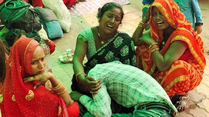 ट्रामा सेंटर में गोंडा के 65 वर्षिय मृतक राम तेज गुप्ता के गमगीन परिवारीजन। जागरण