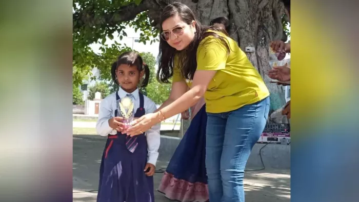 महराजगंज के समसपुर हलोर में विद्यालय की प्रतिभावान छात्रा को पुरस्कृत करती पूजा