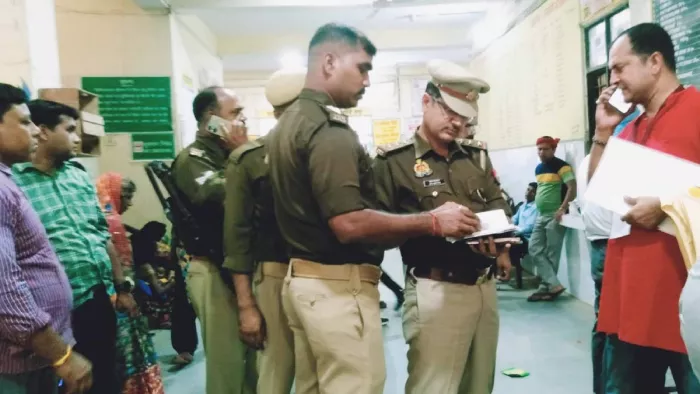 इकौना सीएचसी में विदेशी महिला की मौत के बाद जांच करती पुलिस टीम- जागरण