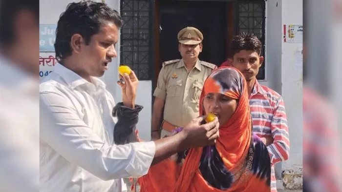 महिला थाने में एक-दूसरे को मिठाई खिलाते साथ रहने को राजी हुए दंपती- जागरण