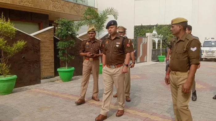 Mathura News: एसएसपी शैलेश पांडेय ने मौके पर पहुंचकर देखा घटनास्थल।