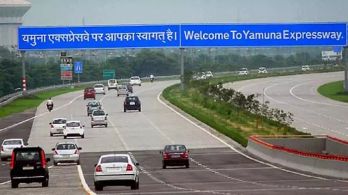 सर्द मौसम में एक्सप्रेस-वे से गुजरें मगर संभल कर, छाने लगी धुंध।