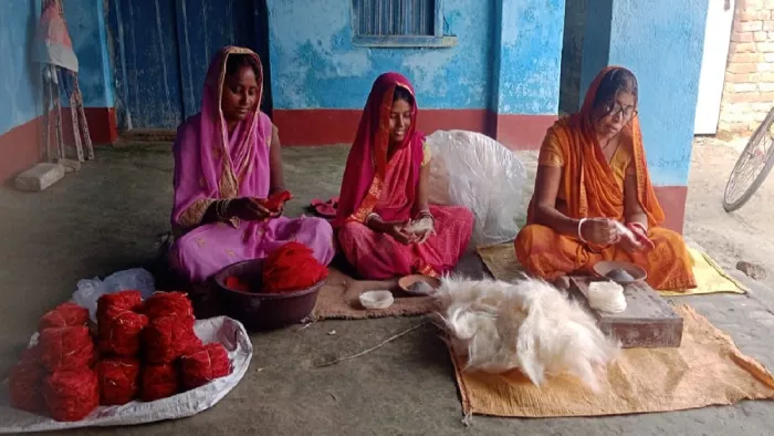छठ पूजा के लिए अर्क पात बनातीं महिलाएं। (फोटो- जागरण)