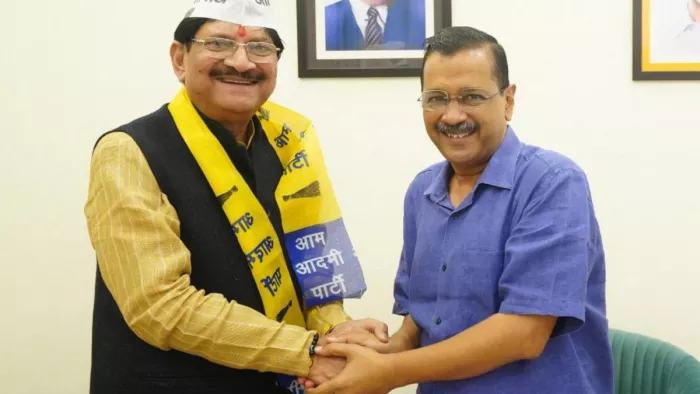 आप की सदस्यता लेने के बाद केजरीवाल से मिले बीबी त्यागी। फोटो- @AamAadmiParty