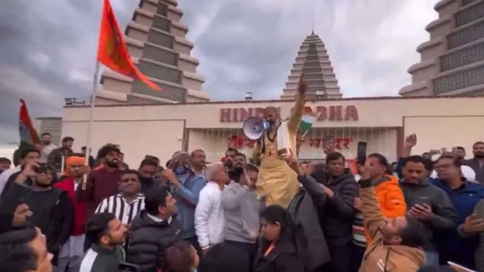 कनाडा में हिंदू मंदिर में हुए हमले के खिलाफ एकजुट हुए लोग।(फोटो सोर्स: सोशल मीडिया)