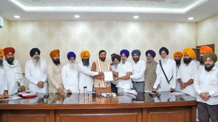 चंडीगढ़ में मुख्यमंत्री को ज्ञापन सौंपते हरियाणा सिख एकता दल के सदस्य।