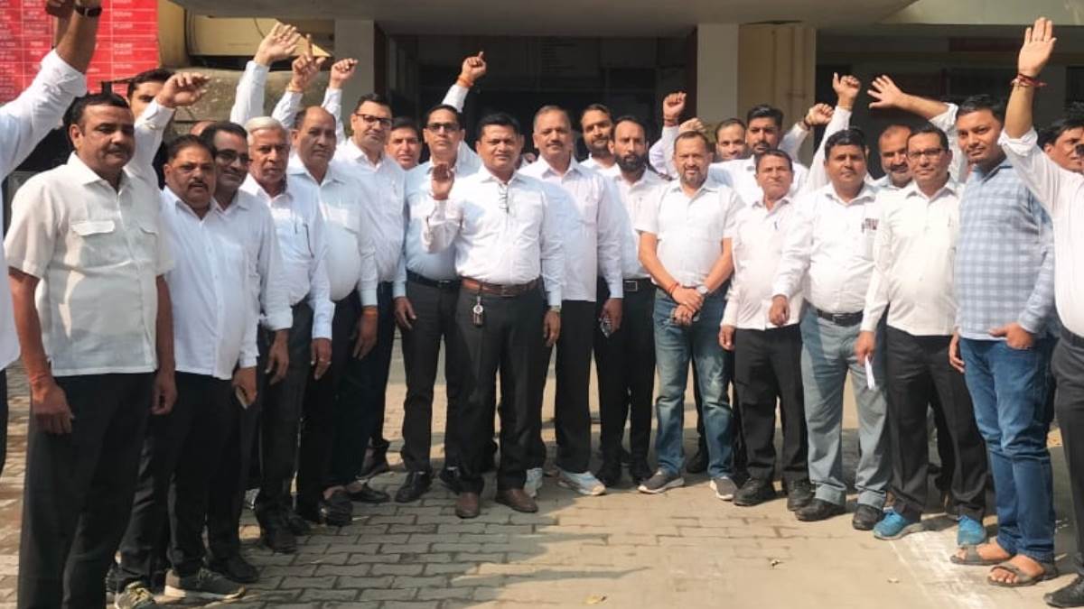 ncr ghaziabad lawyers protest lathicharge demand removal of district judge