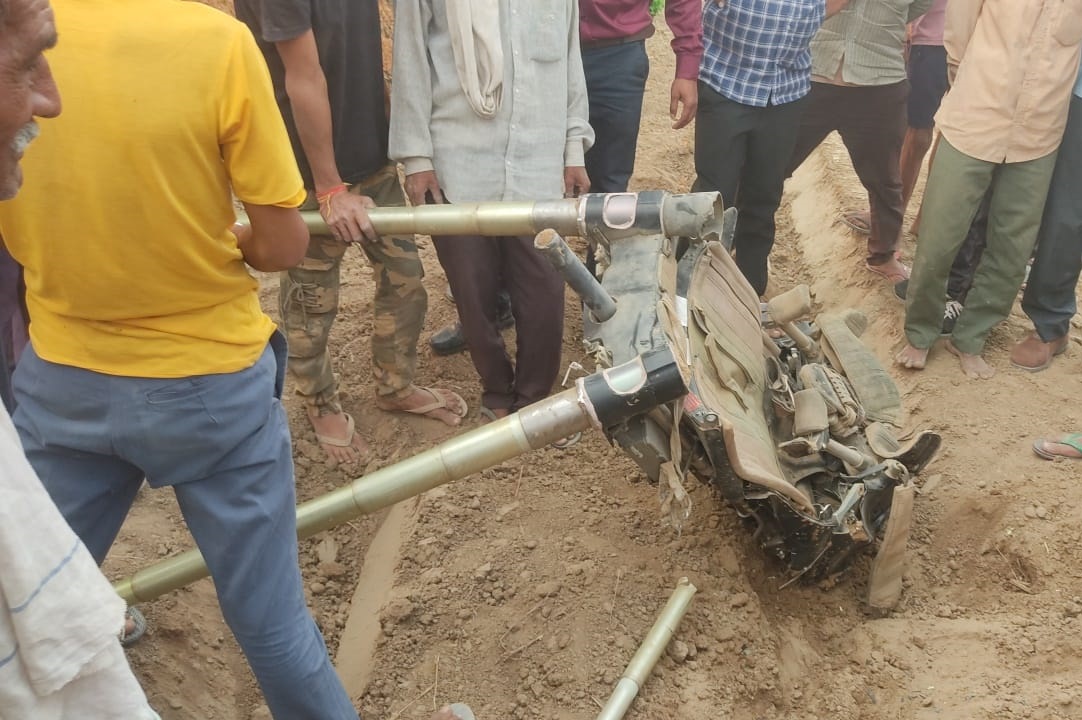 Photos: आगरा में क्रैश हुआ वायुसेना का मिग-29, गांव से तीन किलोमीटर दूर खेत में विमान गिरते ही लगी आग