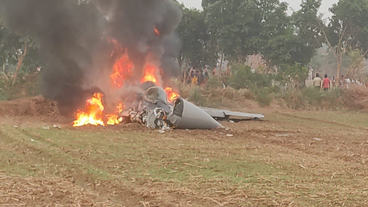 Photos: आगरा में क्रैश हुआ वायुसेना का मिग-29, गांव से तीन किलोमीटर दूर खेत में विमान गिरते ही लगी आग