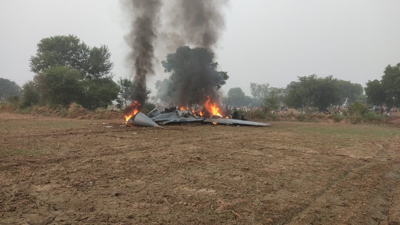 Photos: आगरा में क्रैश हुआ वायुसेना का मिग-29, गांव से तीन किलोमीटर दूर खेत में विमान गिरते ही लगी आग
