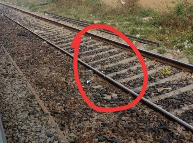 Rumored to be a track crack Railwaymen were aghast - Bihar Bhojpur Crime News