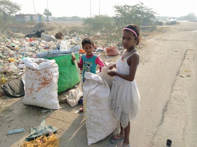 बच्चों के हाथ वायरस बांट रहे: अलवर शहर के बीच में कचरा एकत्रित कर रहा ठेकेदार, उसी कचरे में बायोवेस्ट भी, बिना मास्क कबाड़ बिनने में लगे बच्चे
